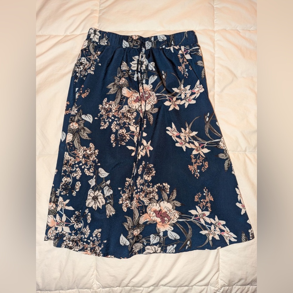 Super cute, Size small=4, has tie in front to make a bow or to tighten skirt.